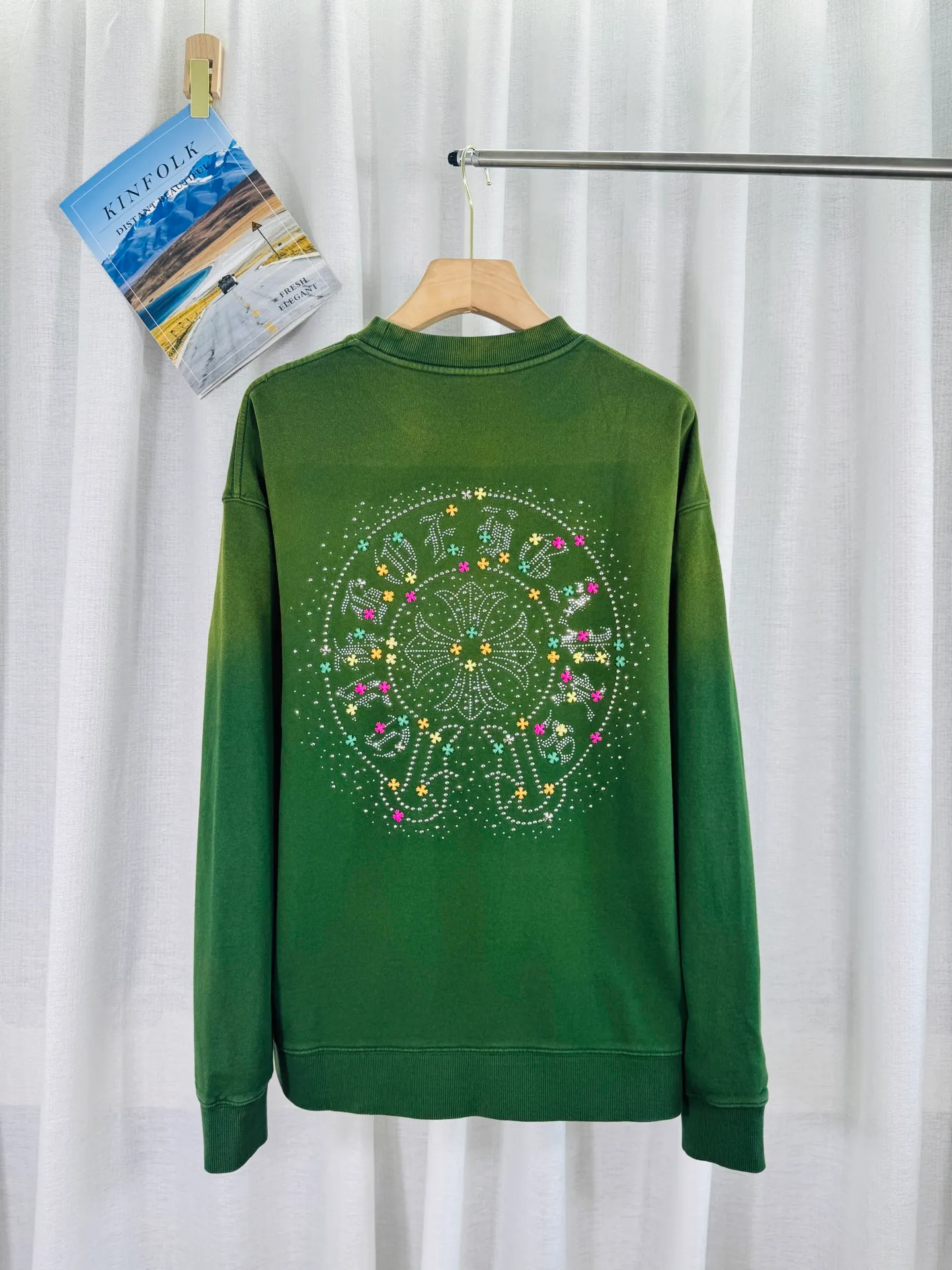 P290 top version, real shot without P, ​​different from market currency) 𝗖𝗵𝗿𝗼𝗺𝗲 𝗛𝗲𝗮𝗿𝘁𝘀/Croxin 2025 Autumn and Winter New Original Single Counter American 3D Rivets and Stickers Couple Casual Sweater 👑The highest version! Customized fabric 430g tripe terry fabric! American-style pickled and distressed original fabric, laser-burned flowers, rivets and diamonds, exquisite embroidery of letters! The best-selling model in the counter, very comfortable to wear. Accessories: original molded and authenticated collar label➕100% silk wash label. Genuine purchase-grade original hangtag➕matching hanging rope➕3D hanging beads➕original packaging bag. Craftsmanship: The original version has consistent wiring! The highest version of the armhole matching technique! Color: Pink Black Green Purple Size: S M L XL Style Number: 25-375